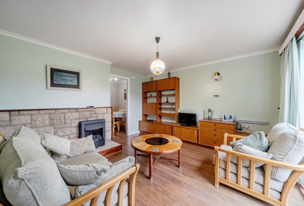 Property photo 2 of 11 1385536-18-692Da4...