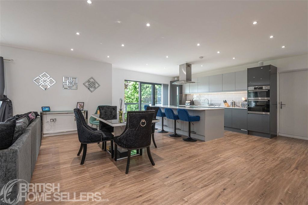 Property photo 3 of 25 4