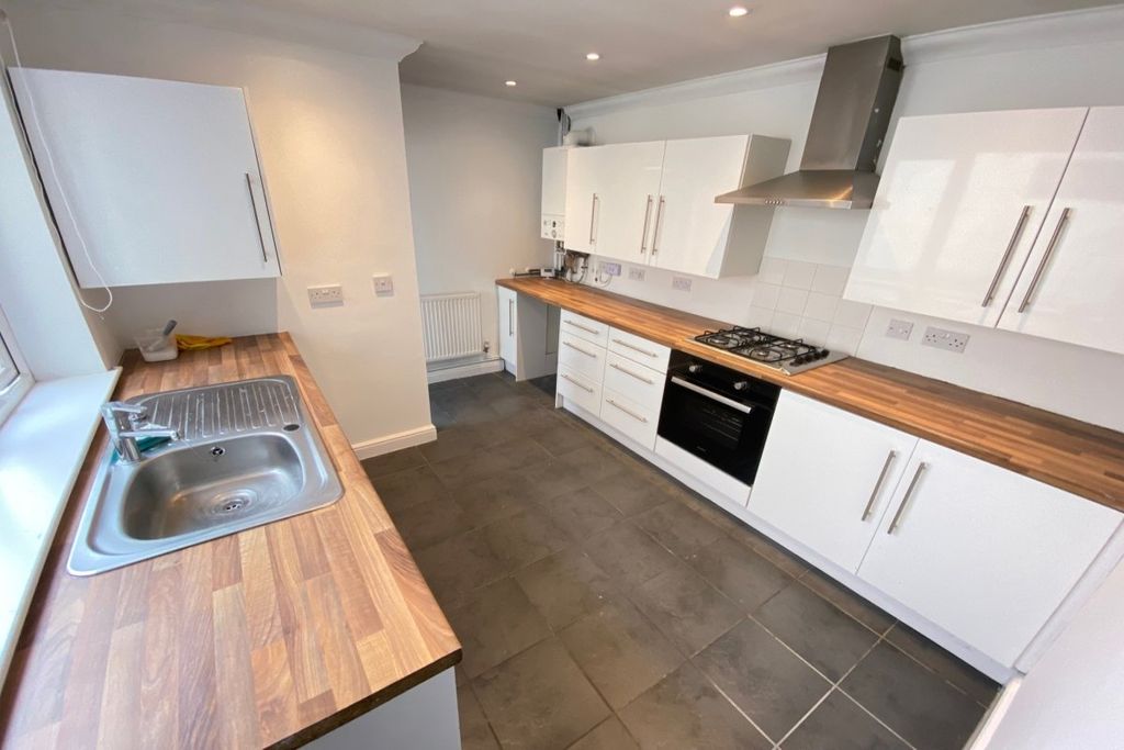Property photo 3 of 9 Kitchen