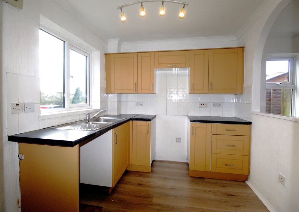 Property photo 2 of 10 Kitchen