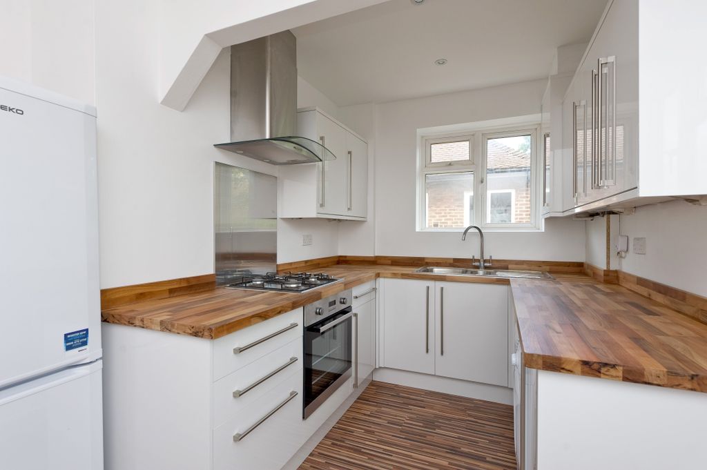 Property photo 2 of 6 180A Coombe Lane - K