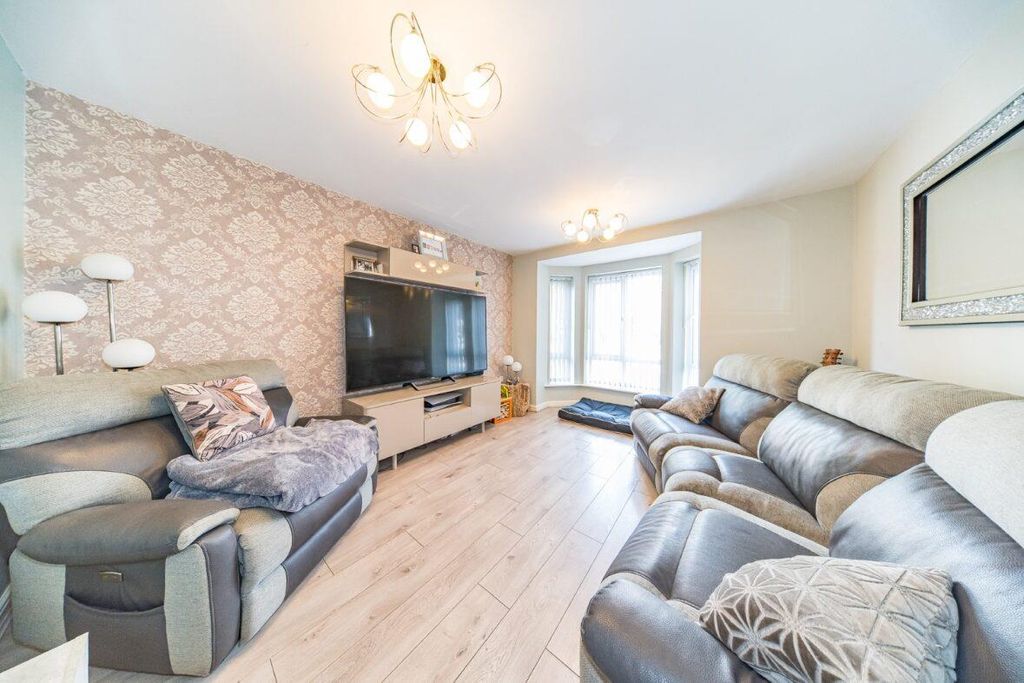 Property photo 2 of 15 8 Riverside Mews Lounge 2.Jpg