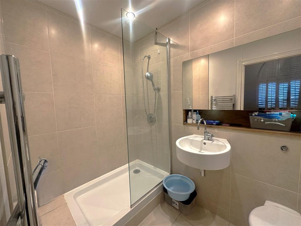 Property photo 2 of 12 En-Suite Bathroom - Eh