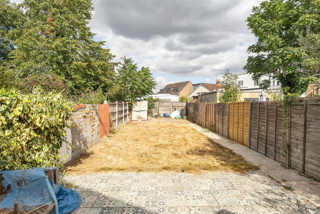 Property photo 2 of 20 Daisy Road, E18