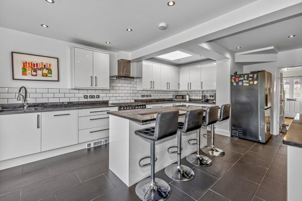 Property photo 3 of 24 8683179-Interior10-800.Jpg