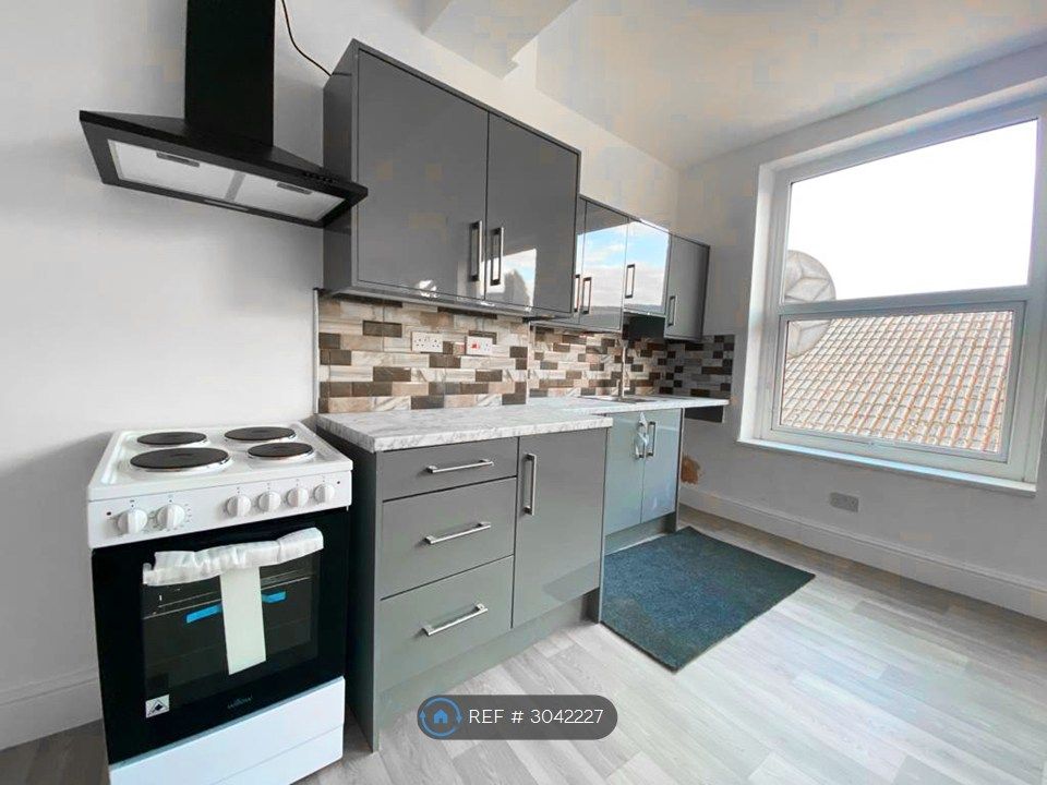 Property photo 3 of 10 Kitchen