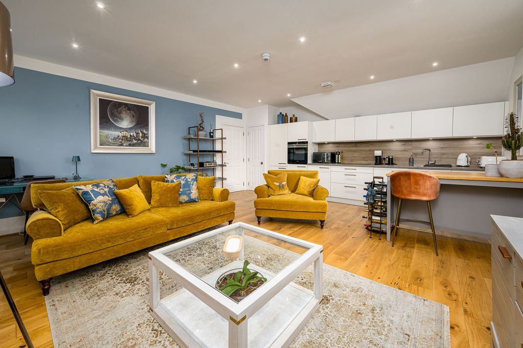 Property photo 2 of 16 Lounge