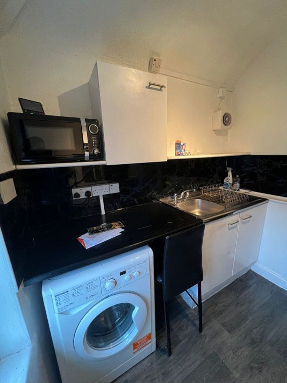 Property photo 1 of 7 One Bedroom First Floor Flat Close To Dagenham Heathway