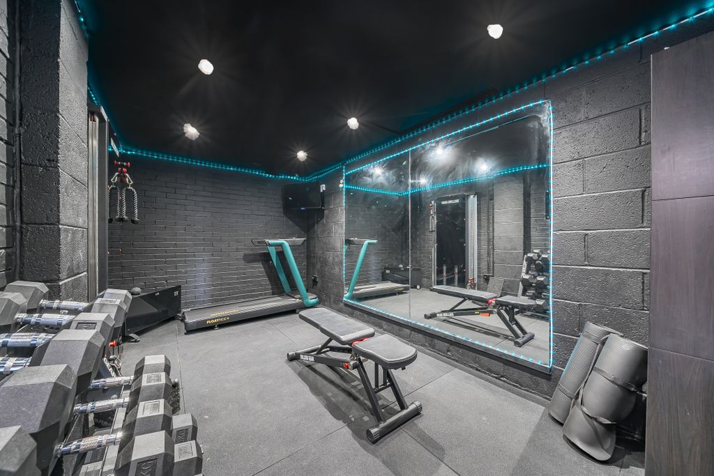 Property photo 3 of 11 14023931696F8Aa0A5795