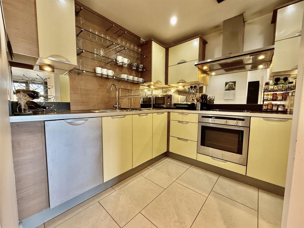 Property photo 3 of 16 Lounge/Kitchen