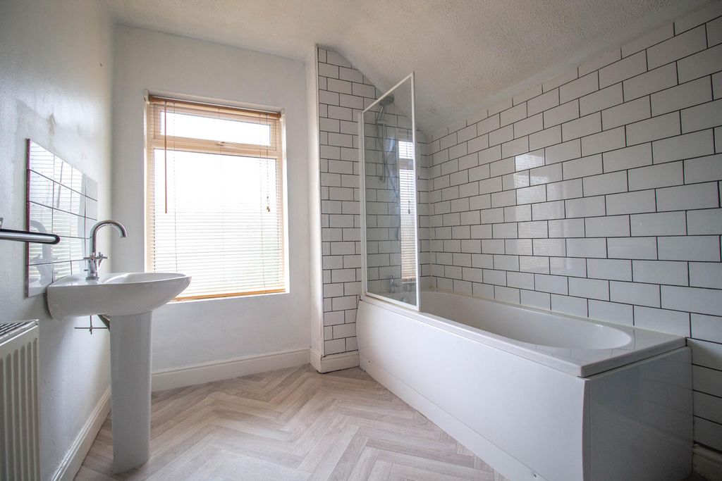 Property photo 3 of 7 Bathroom