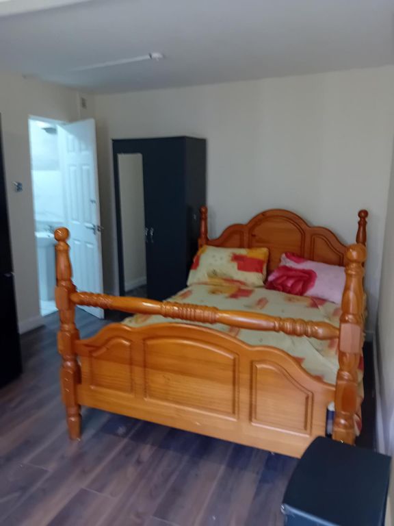 Property photo 3 of 6 Bed Area