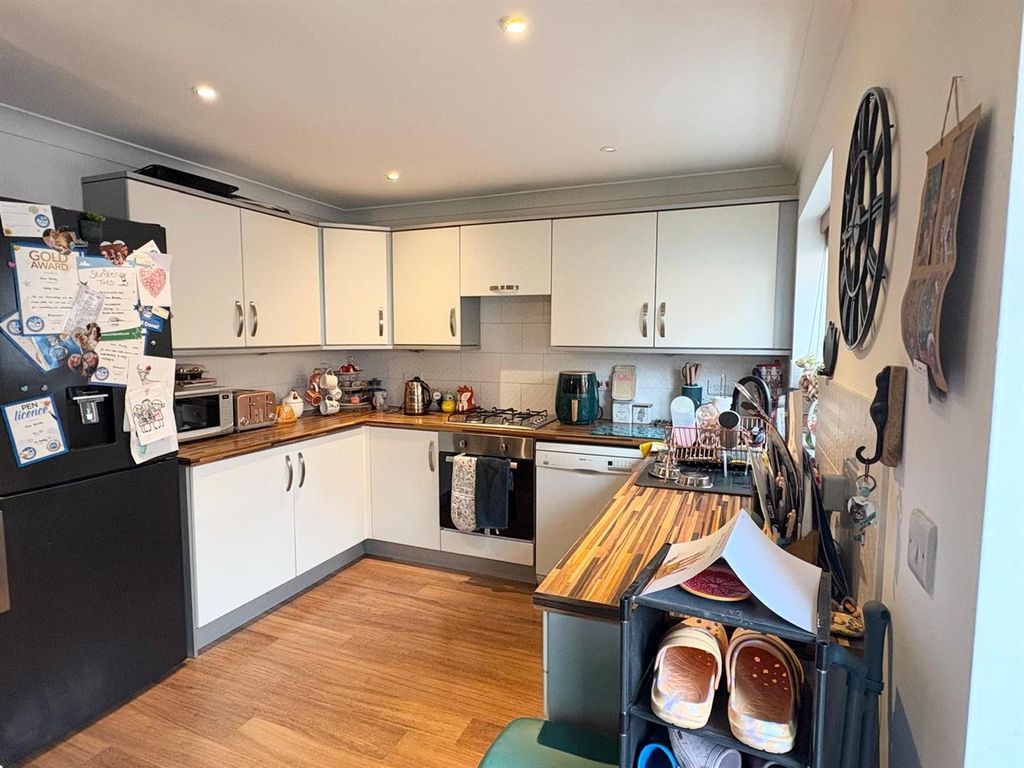 Property photo 3 of 17 Kitchen