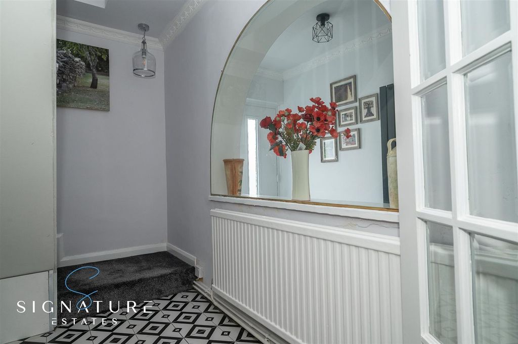 Property photo 3 of 26 Entrance Hall