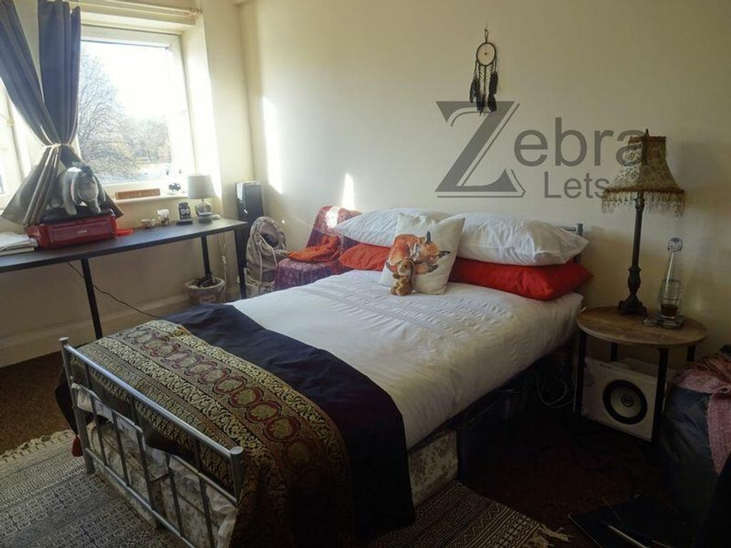 Property photo 3 of 13 A Bright And Cozy Double Bedroom With Inviting Dec...