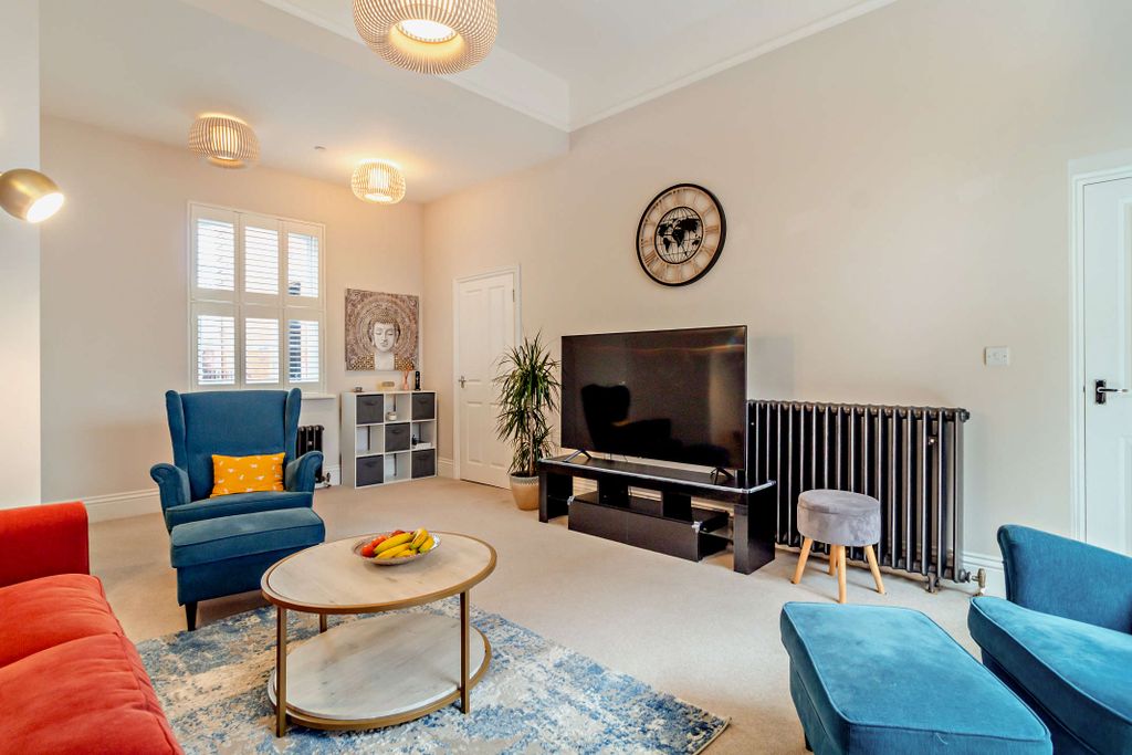 Property photo 2 of 17 8548537-Interior13-800