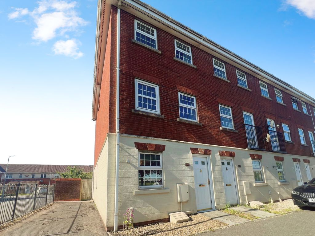 Property photo 1 of 18 Bedroom