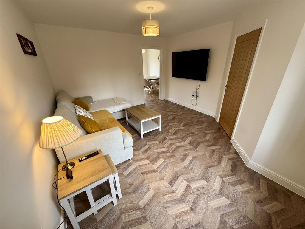 Property photo 3 of 21 Living Room (2/2)