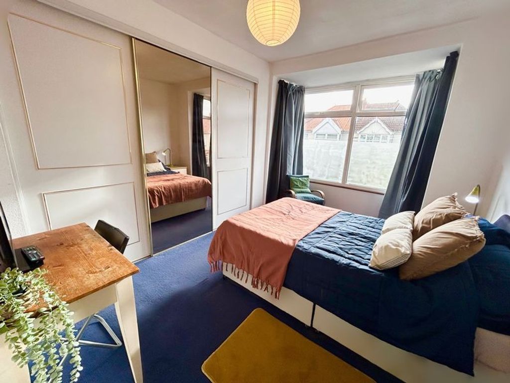 Property photo 1 of 5 A Spacious And Inviting Large Double Bedroom Featu...