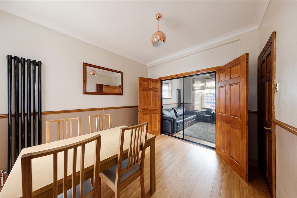 Property photo 3 of 25 127 Norman Road E11