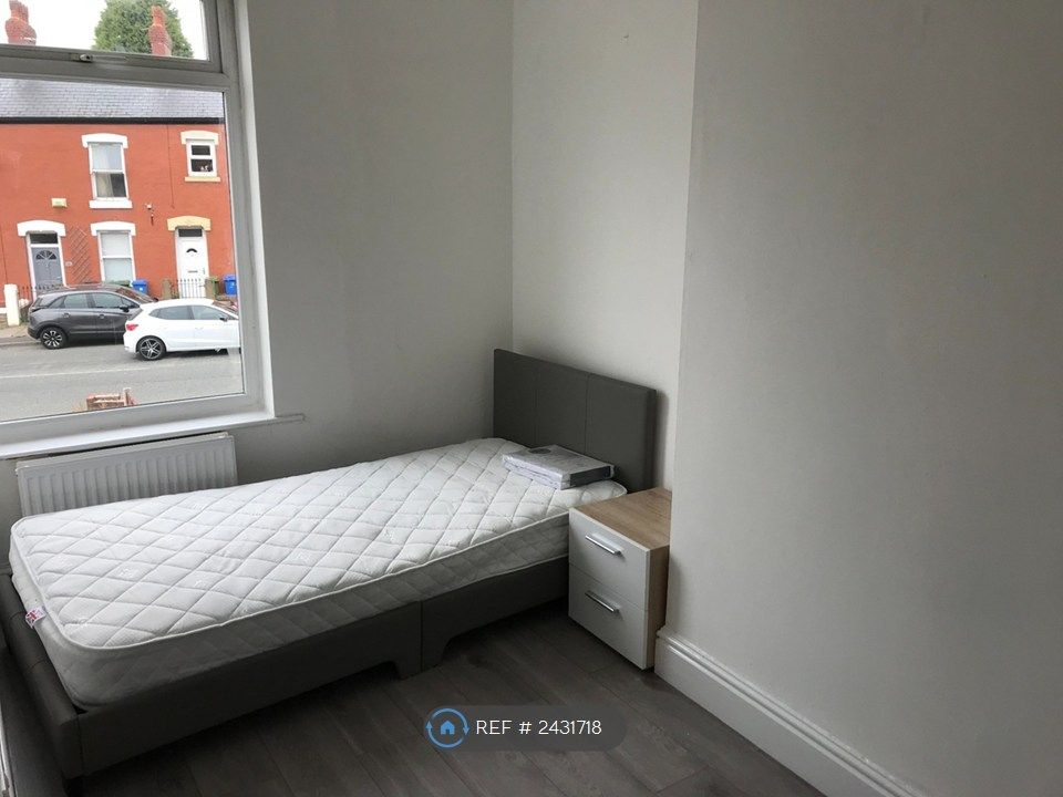 Property photo 1 of 7 Single Room At Ol6 6Nb Location