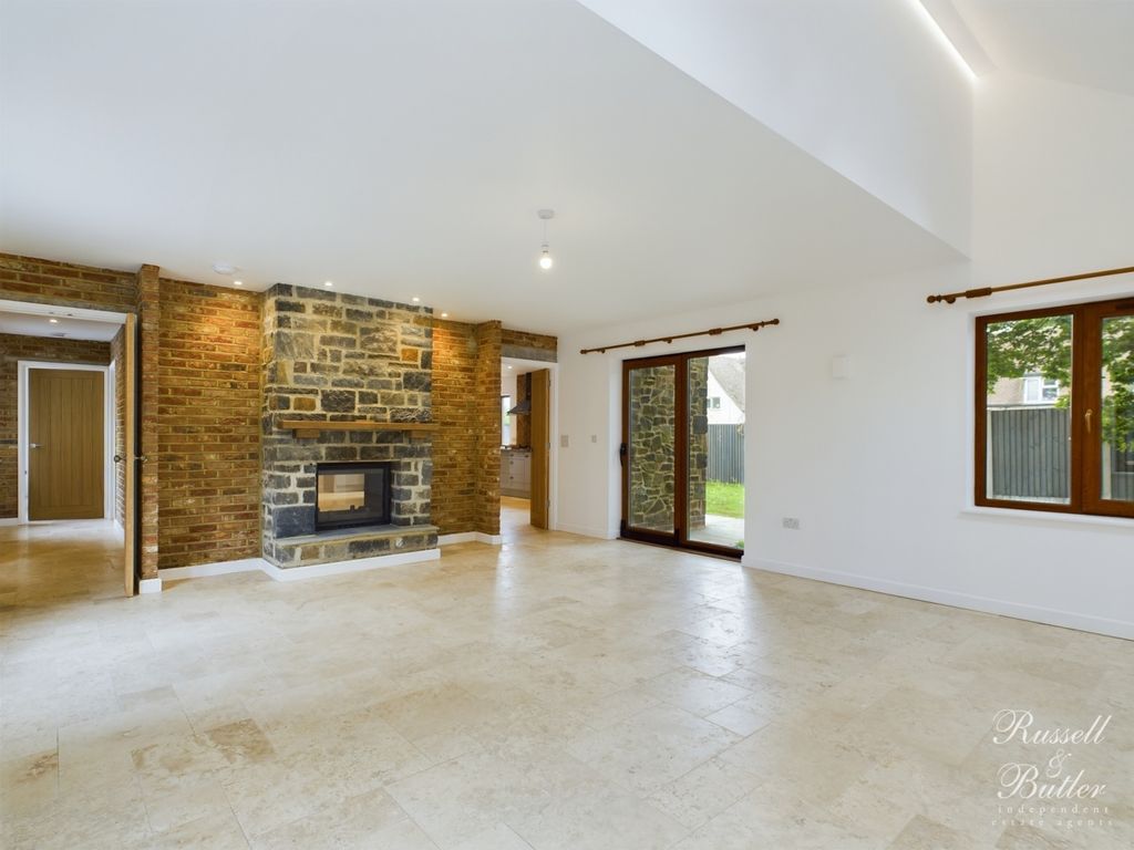 Property photo 3 of 23 Cam01995G0-Pr0186-Still029