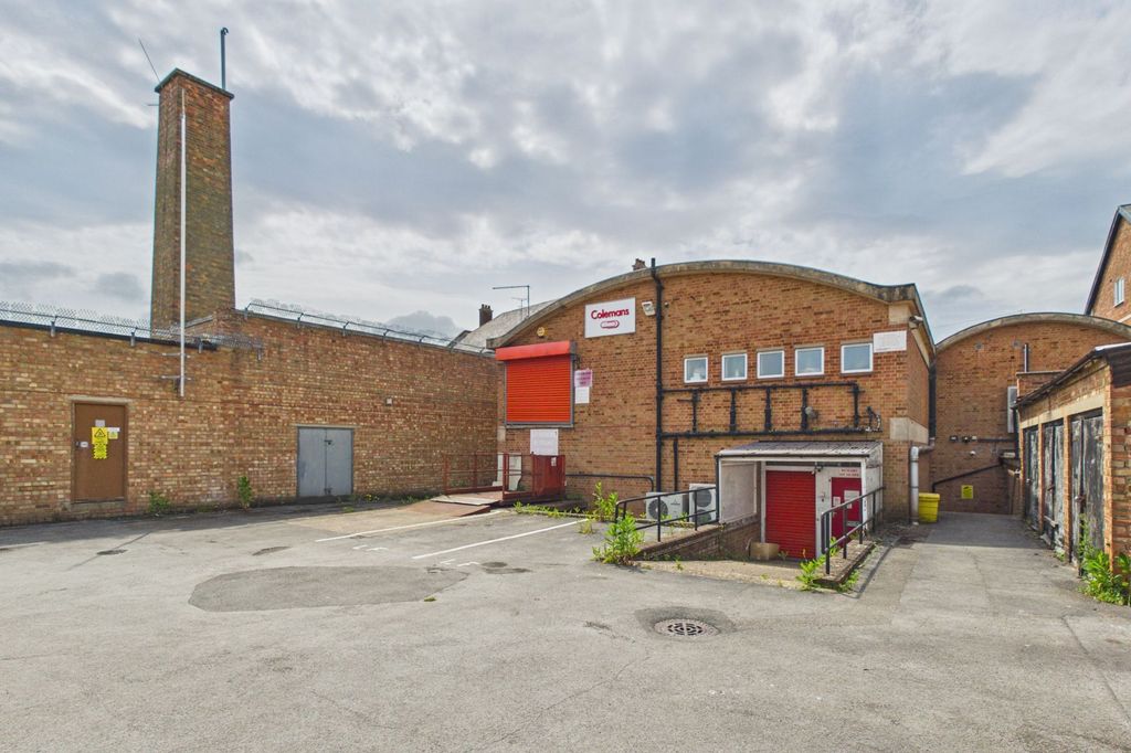 Property photo 2 of 10 8/10 Newland Street, Kettering, Northamptonshire Nn16 8Jh