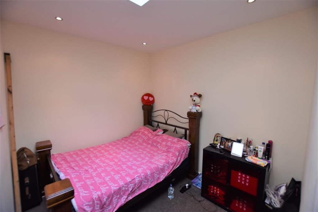 Property photo 3 of 6 Bedroom