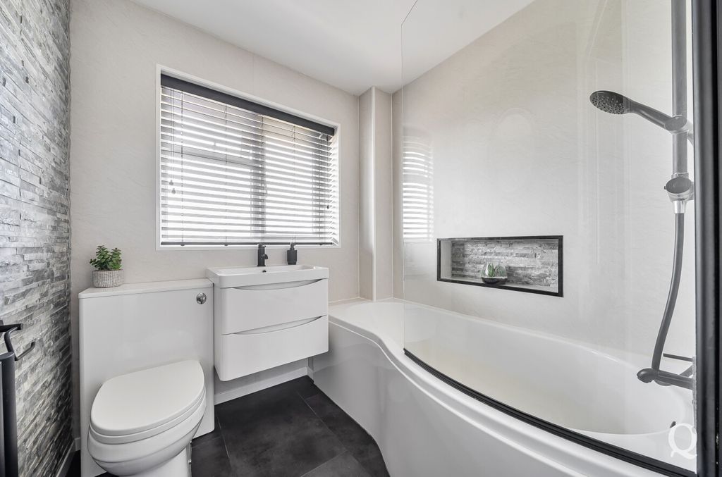 Property photo 2 of 25 A81Fdfff-c371-40c...