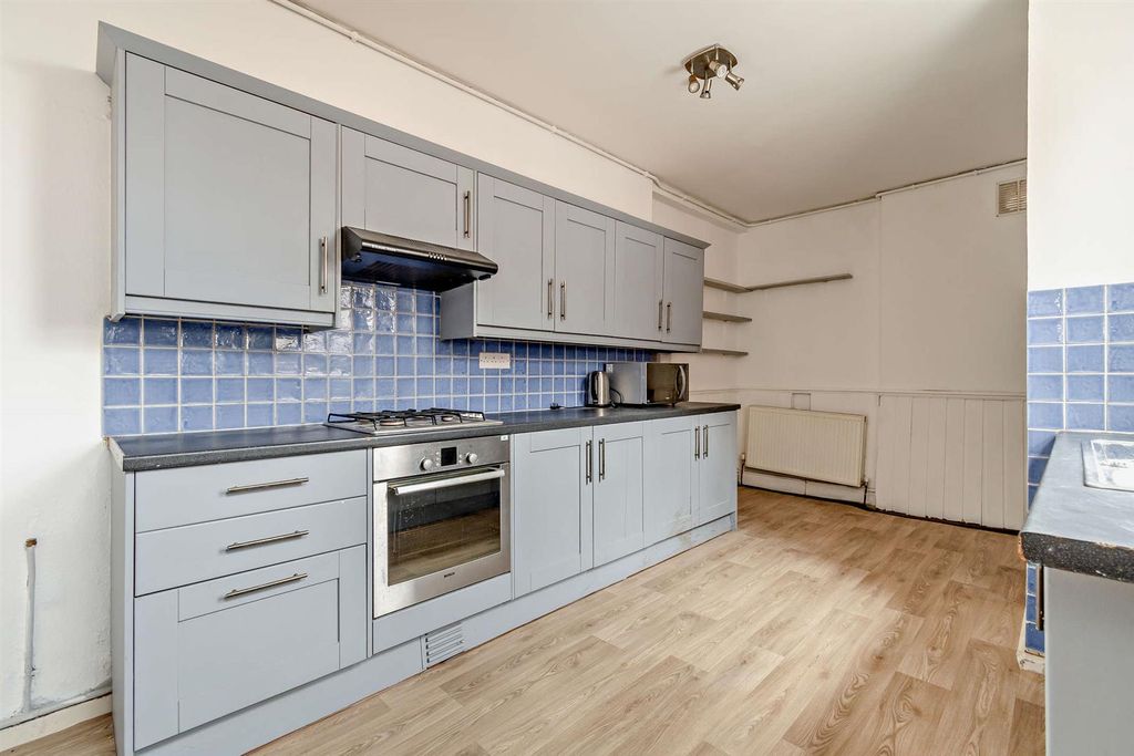 Property photo 3 of 13 8680147-Interior08-800.Jpg