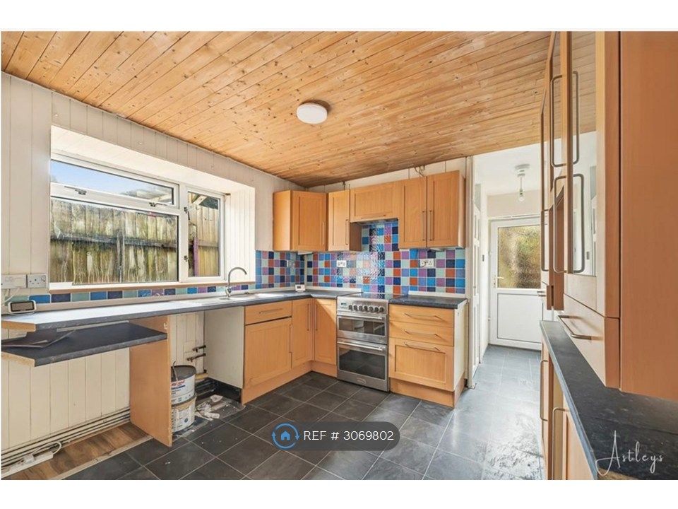 Property photo 3 of 8 Kitchen