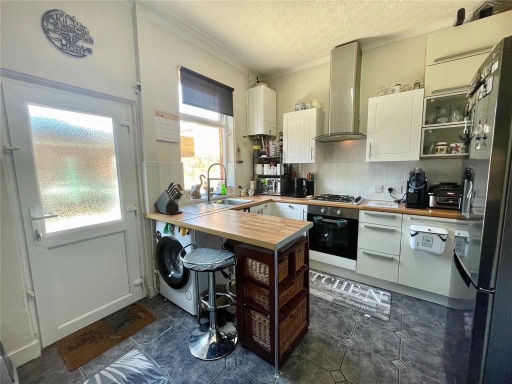 Property photo 3 of 12 Kitchen