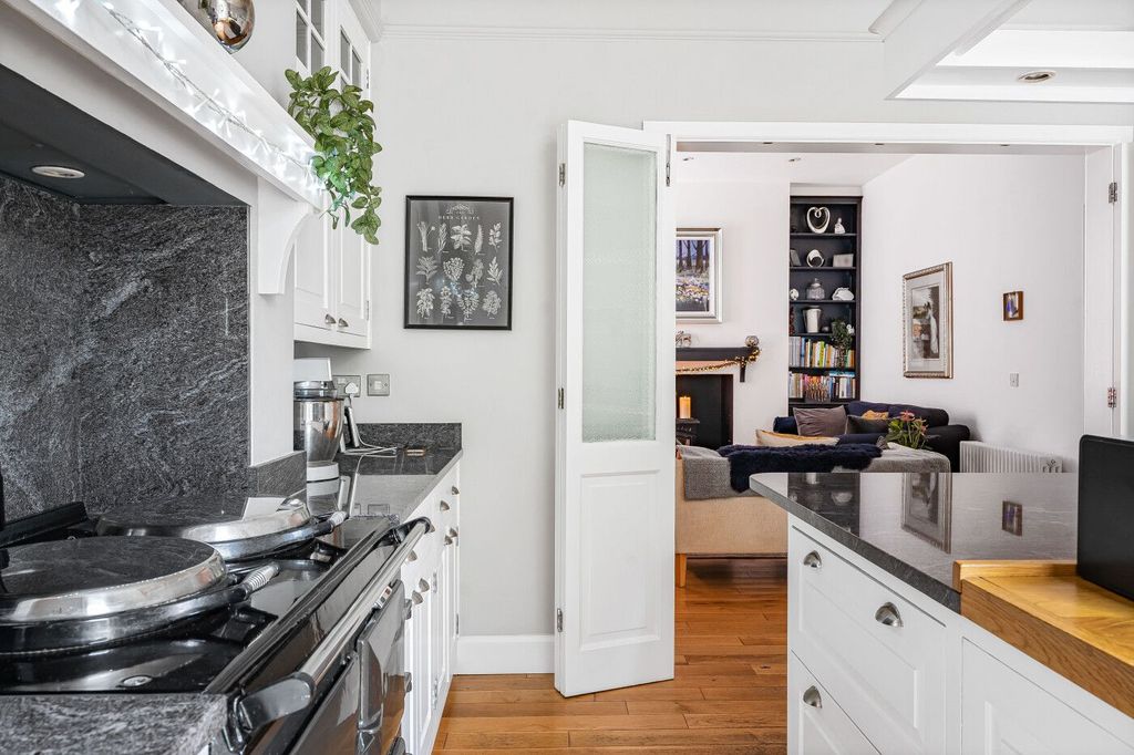 Property photo 2 of 33