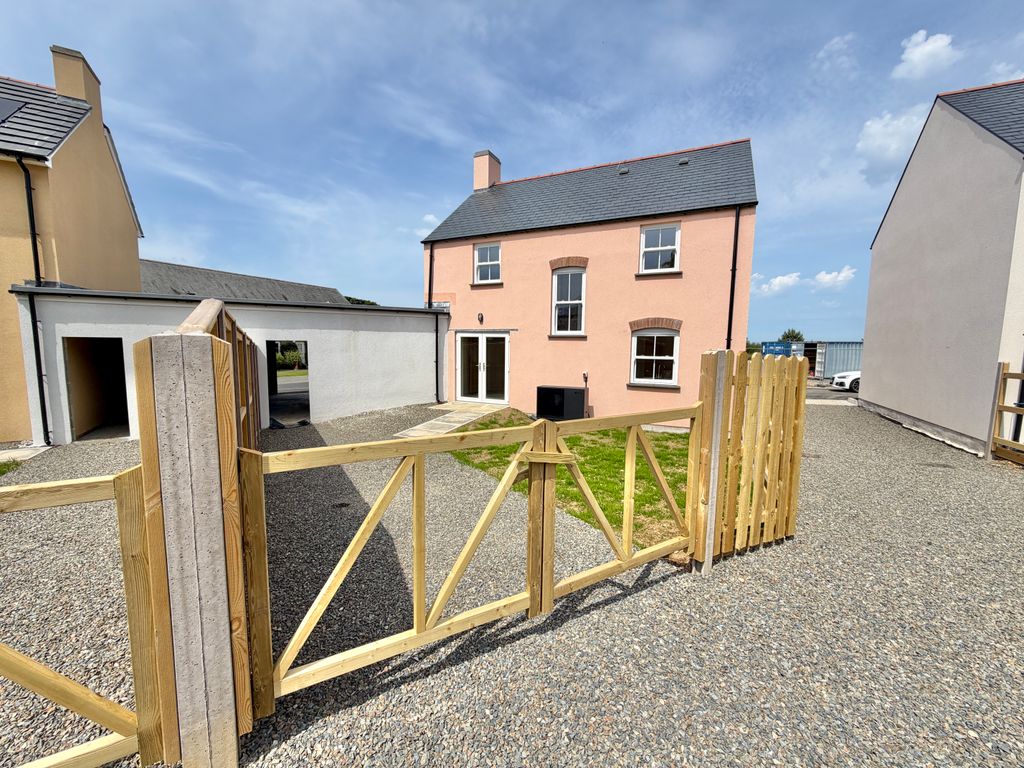 Property photo 2 of 22 Gated Rear Garden