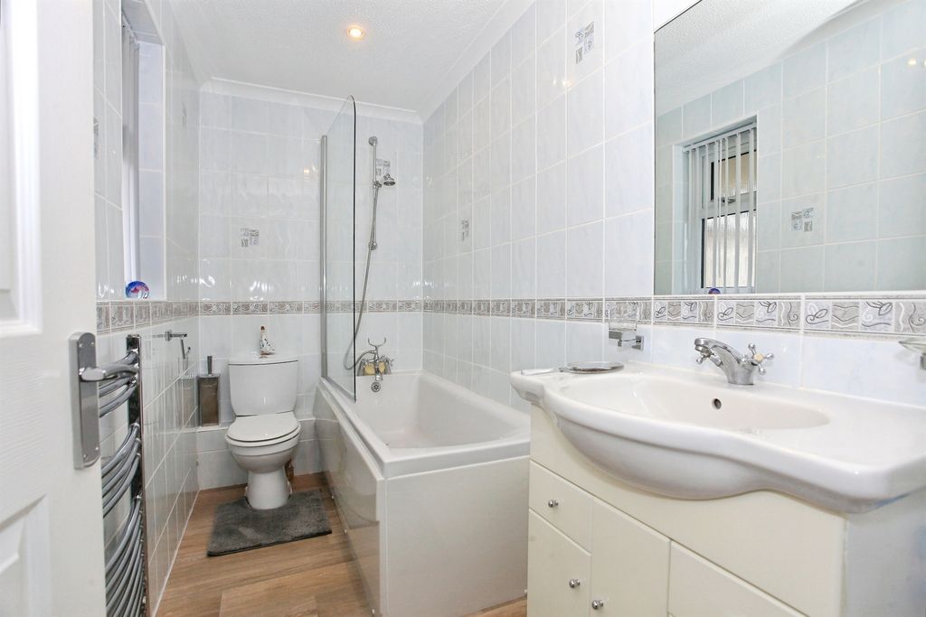Property photo 1 of 18 Bathroom