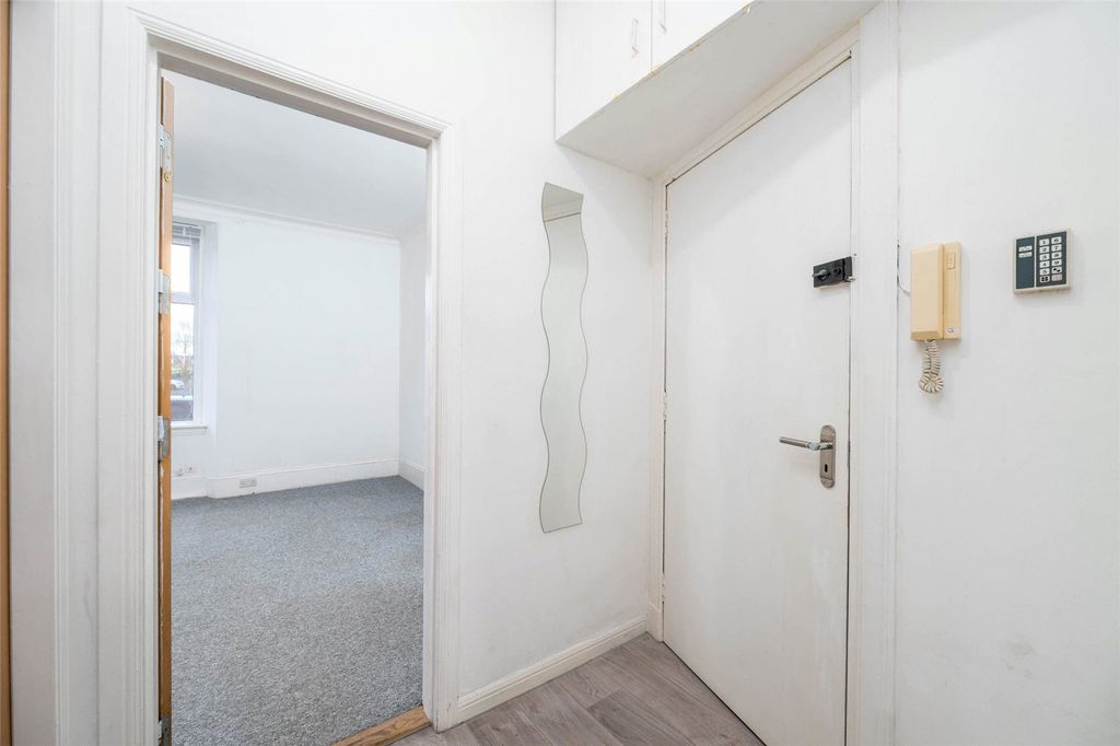 Property photo 3 of 17 Seaforth Road 4