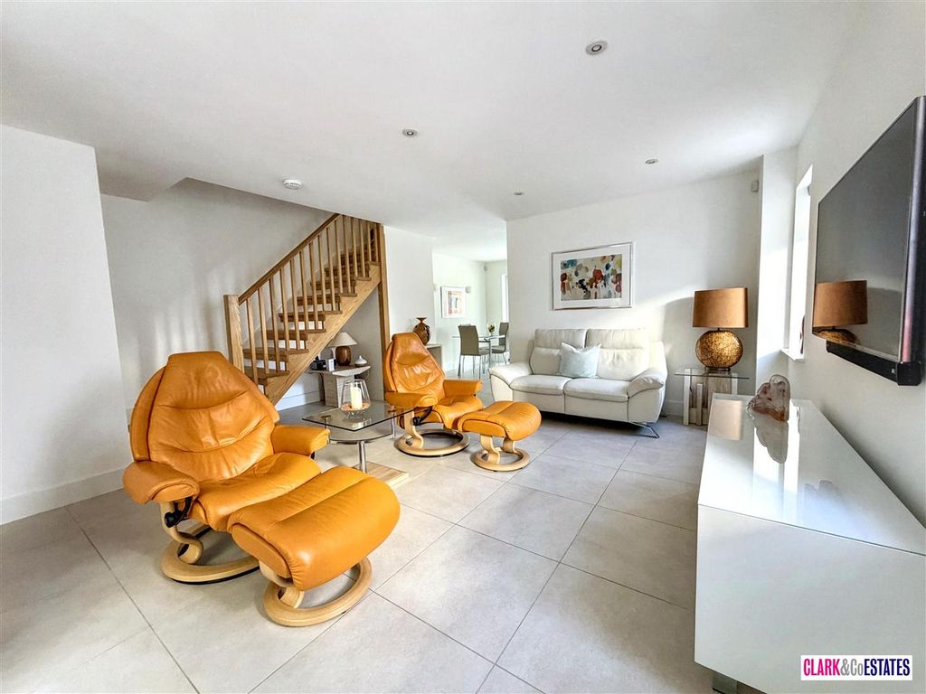 Property photo 2 of 15 Lounge