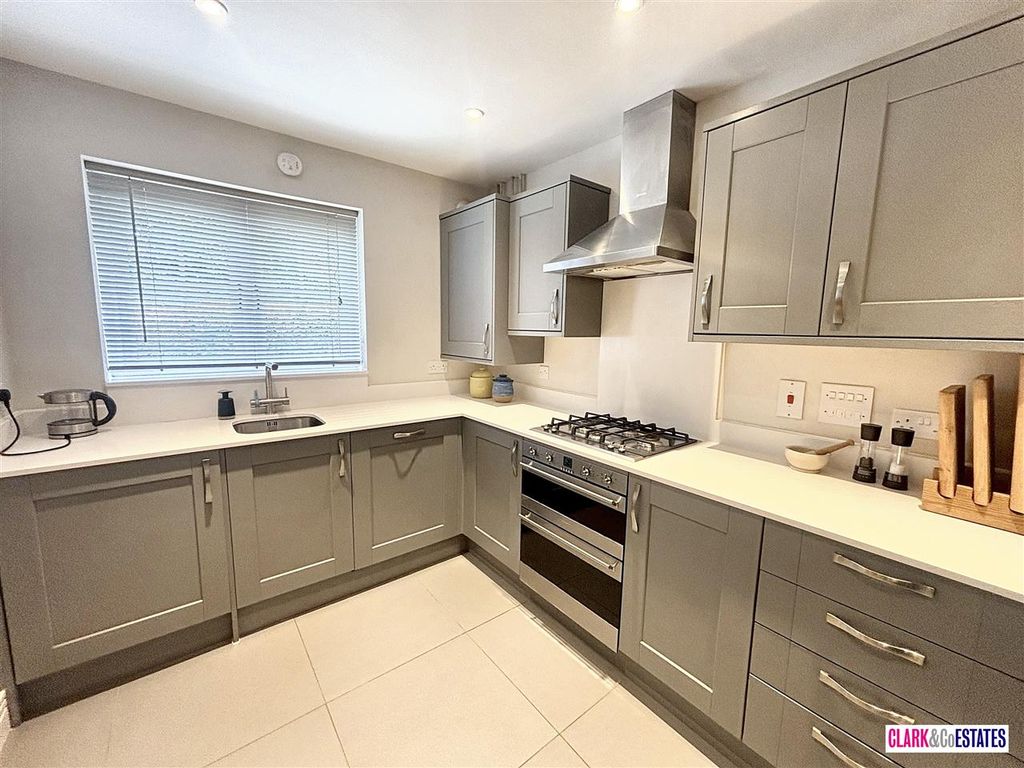 Property photo 3 of 10 Kitchen