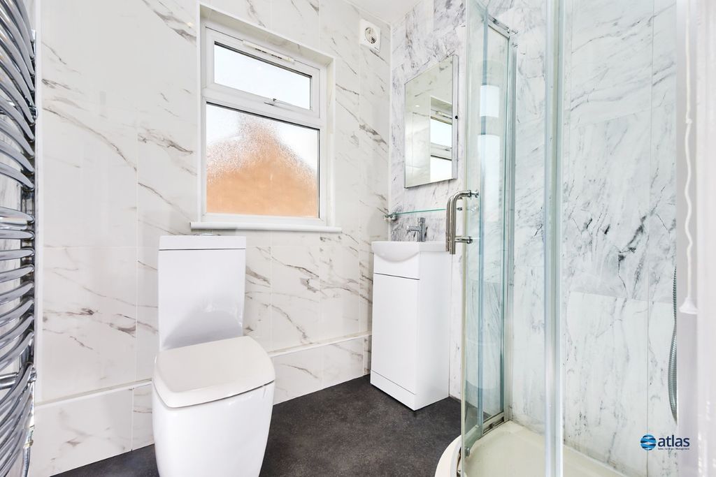 Property photo 2 of 15 Bathroom