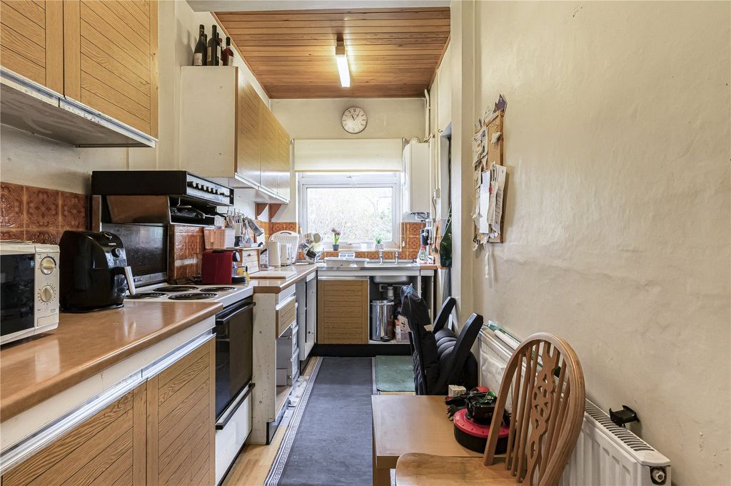 Property photo 3 of 11 Kitchen