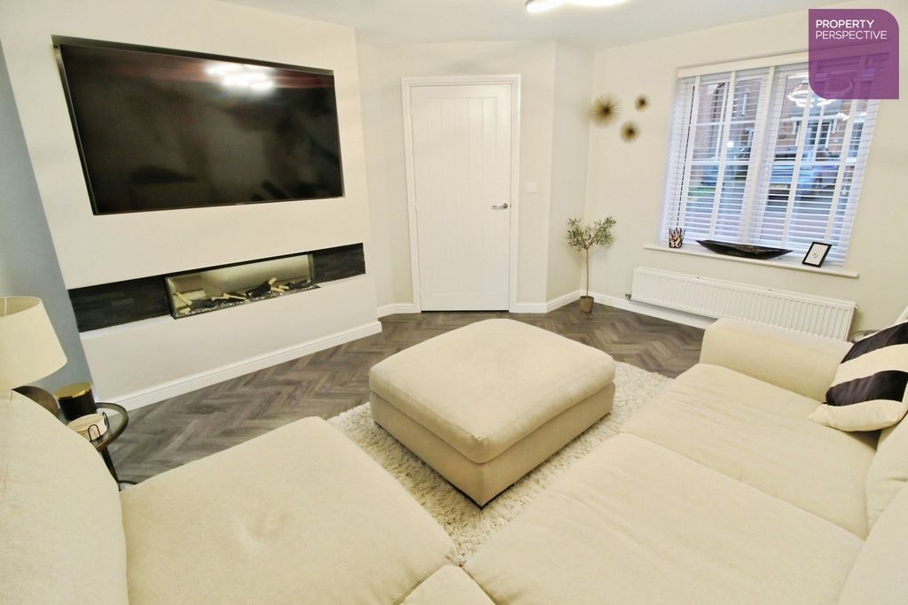 Property photo 2 of 11 Lounge