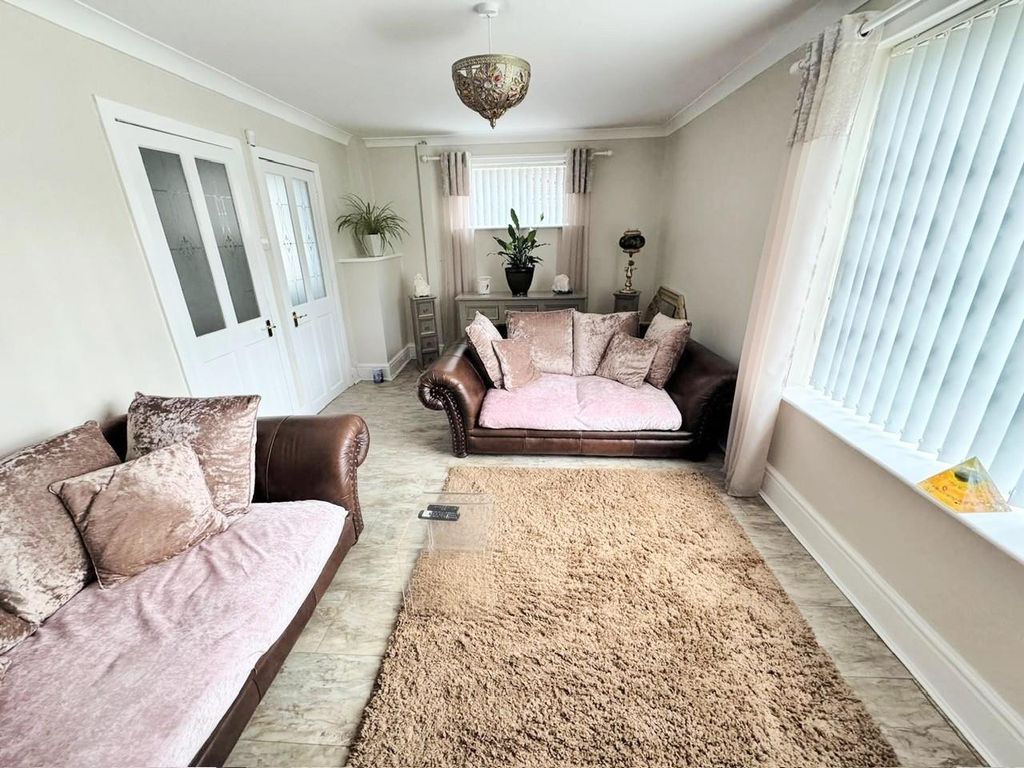 Property photo 3 of 16 Lounge
