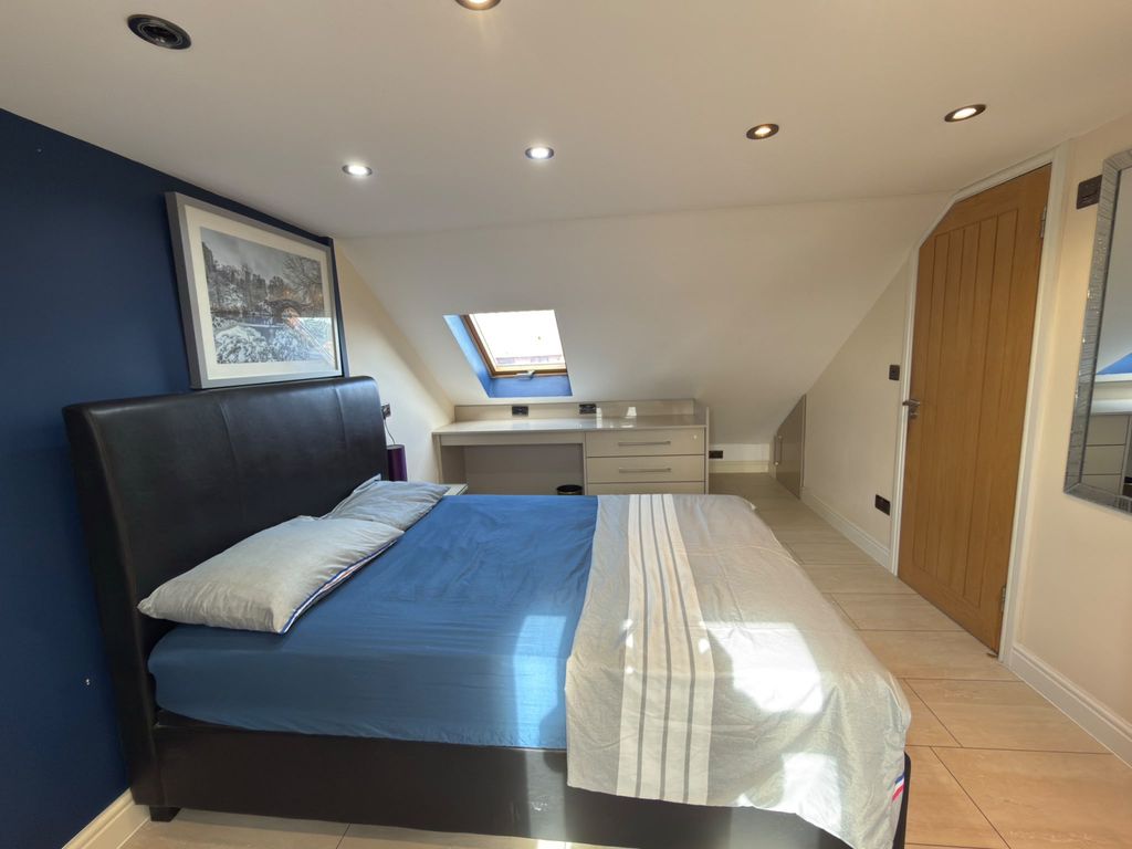 Property photo 1 of 10 Two Bedroom Two Bathroom Close To Gants Hill Tube Station-