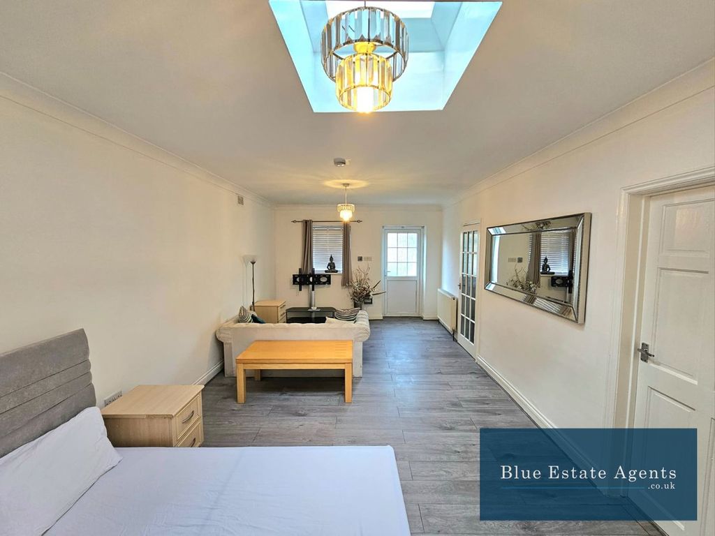 Property photo 3 of 6 Studio Flat