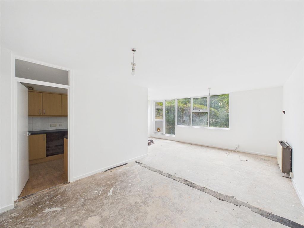 Property photo 2 of 12 7 - Two-Bedroom Flat With Garage In Clifton.Jpg
