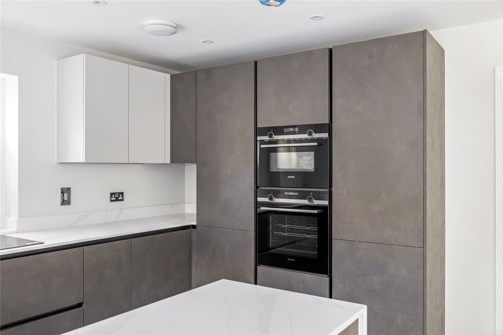 Property photo 3 of 19 Kitchen