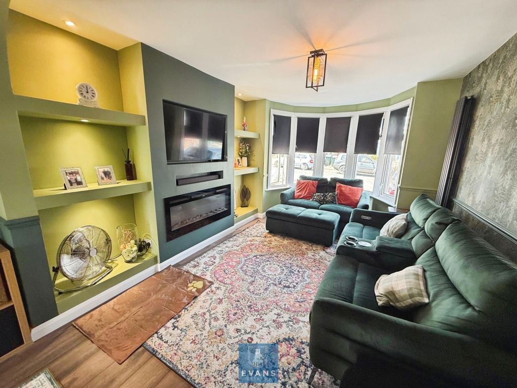 Property photo 3 of 14 Lounge
