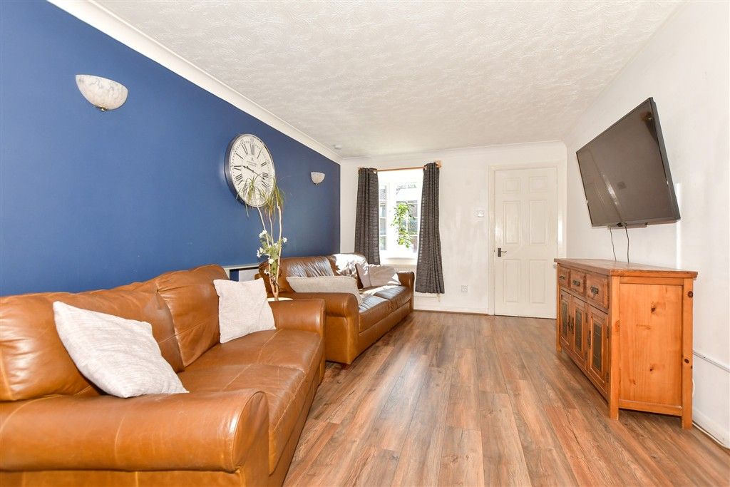 Property photo 2 of 11 Lounge