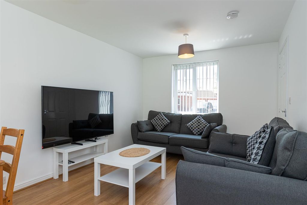 Property photo 3 of 14 14 Waterlily Close-2.Jpg