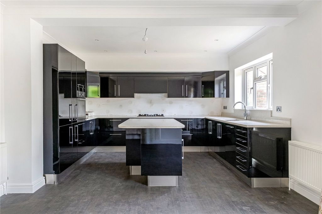 Property photo 2 of 11 Kitchen/Breakfast